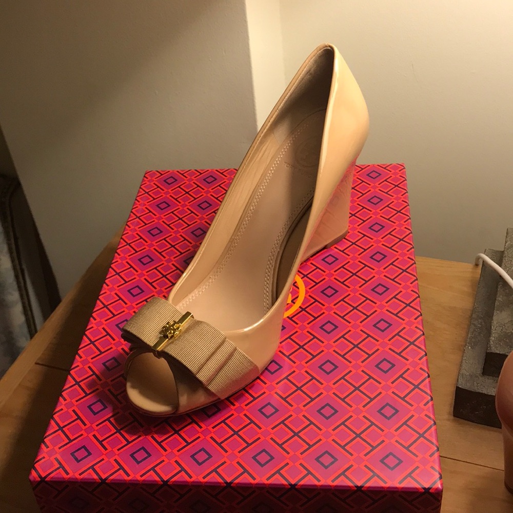 Never worn! Tory Burch Trudy 85mm open toe wedge.